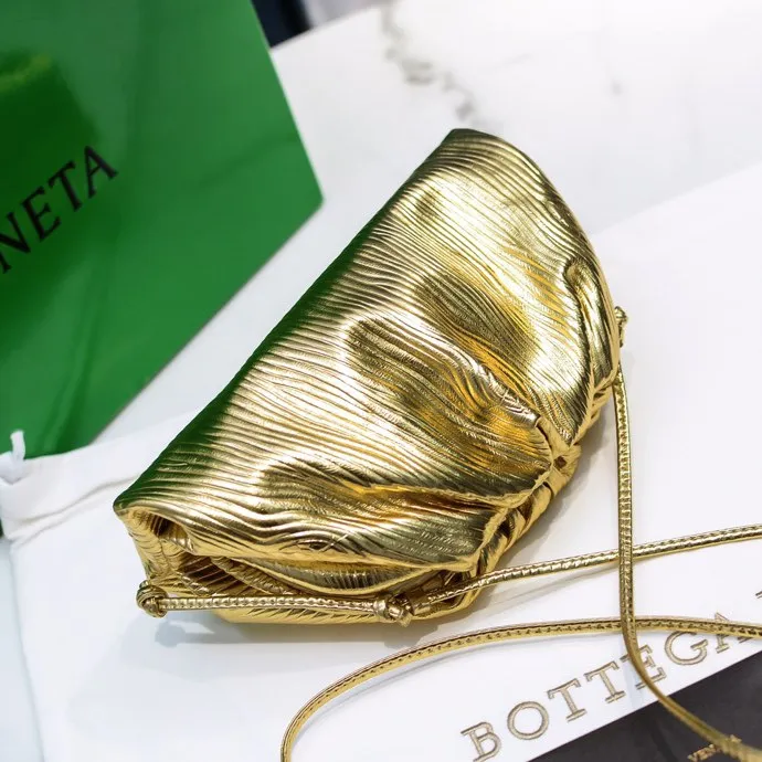 Batch 1260 Real shot👇2020 New colors on Xiaoyunduo Authentic Italian original Bottega Veneta This Pouch clutch bag is one of the first designs created by designer Daniel in BV. It has a simple soft silhouette bag body without any unnecessary decoration. It has a very elegant and high-end texture when you hold it casually in your hand. The more you look at it, the more you will be fascinated by it. Counter quality size: 22*12.7cm (small cloud embossed gold)